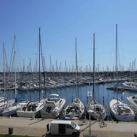 Climatise 6 Pers Avec Terrasse Et Piscine A Port Camargue - Fr-1-250-253 Apartment Le Grau-du-Roi